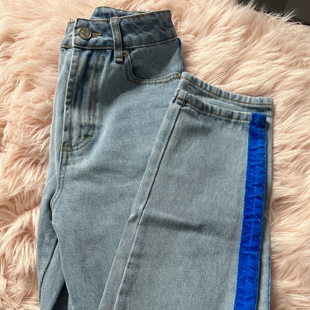 Adika Jeans.